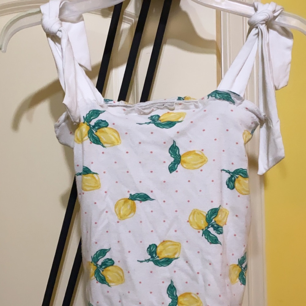 Super cute tie on strap lemon top!